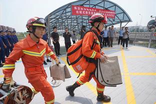 带我走？“大帅”波特赛后跟勇士众人叙旧 紧紧抱住库里